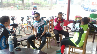 没进去玩的人在门口亭子里休息