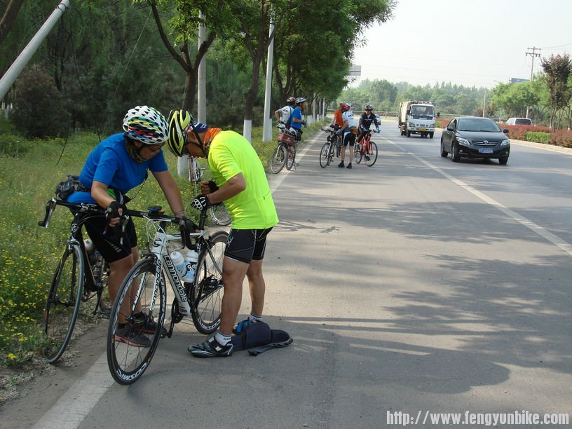 车友们调整坐骑