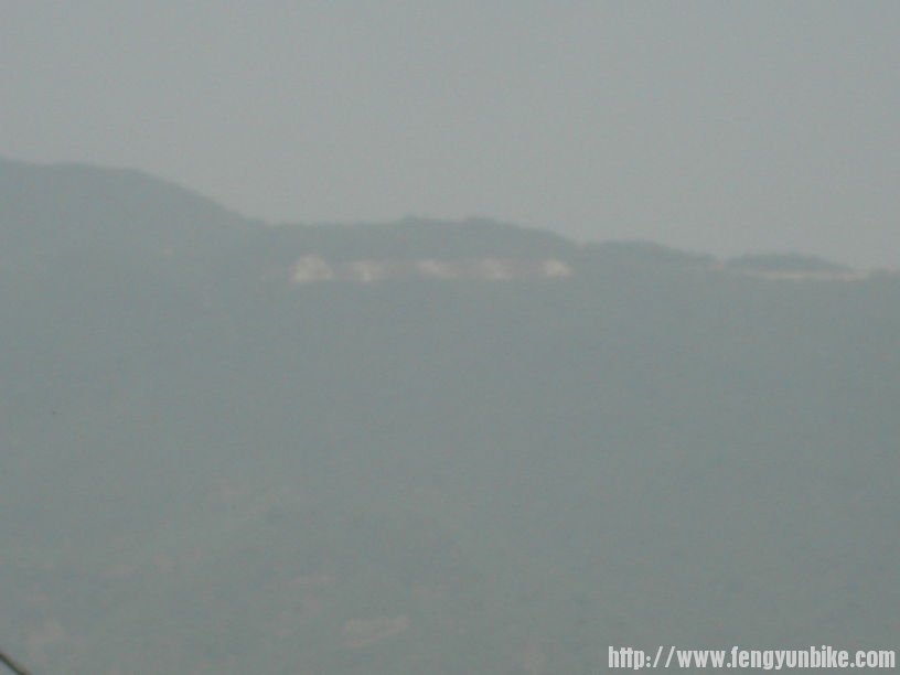 远处山上有终于毛主席的字，天气原因看不清楚