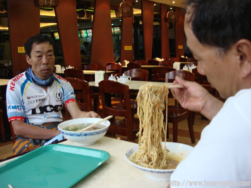 洛波吃面双井老侯欣赏着