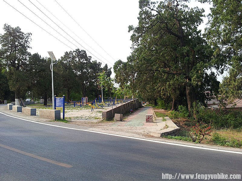 旁边的健身器材空地