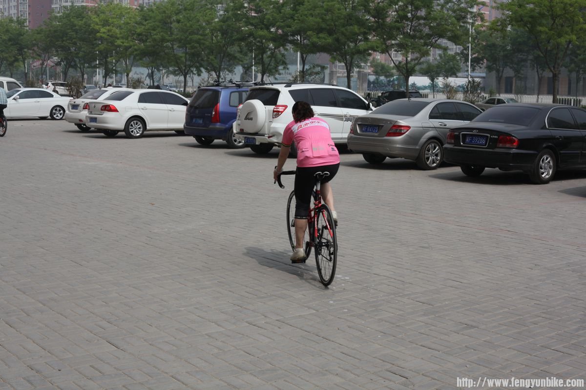 李嫂试骑GT。猜表情。