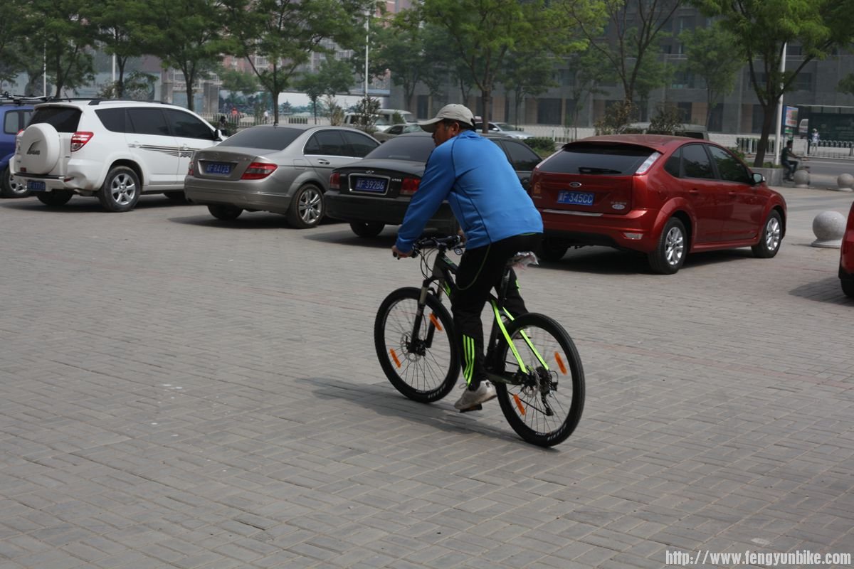 黎叔试骑今日明星车，荧光黄301顶配。