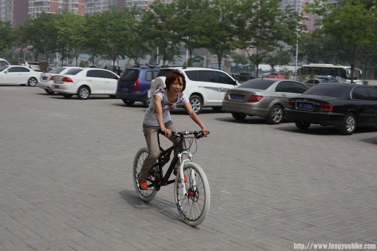 丫丫试骑303XC。