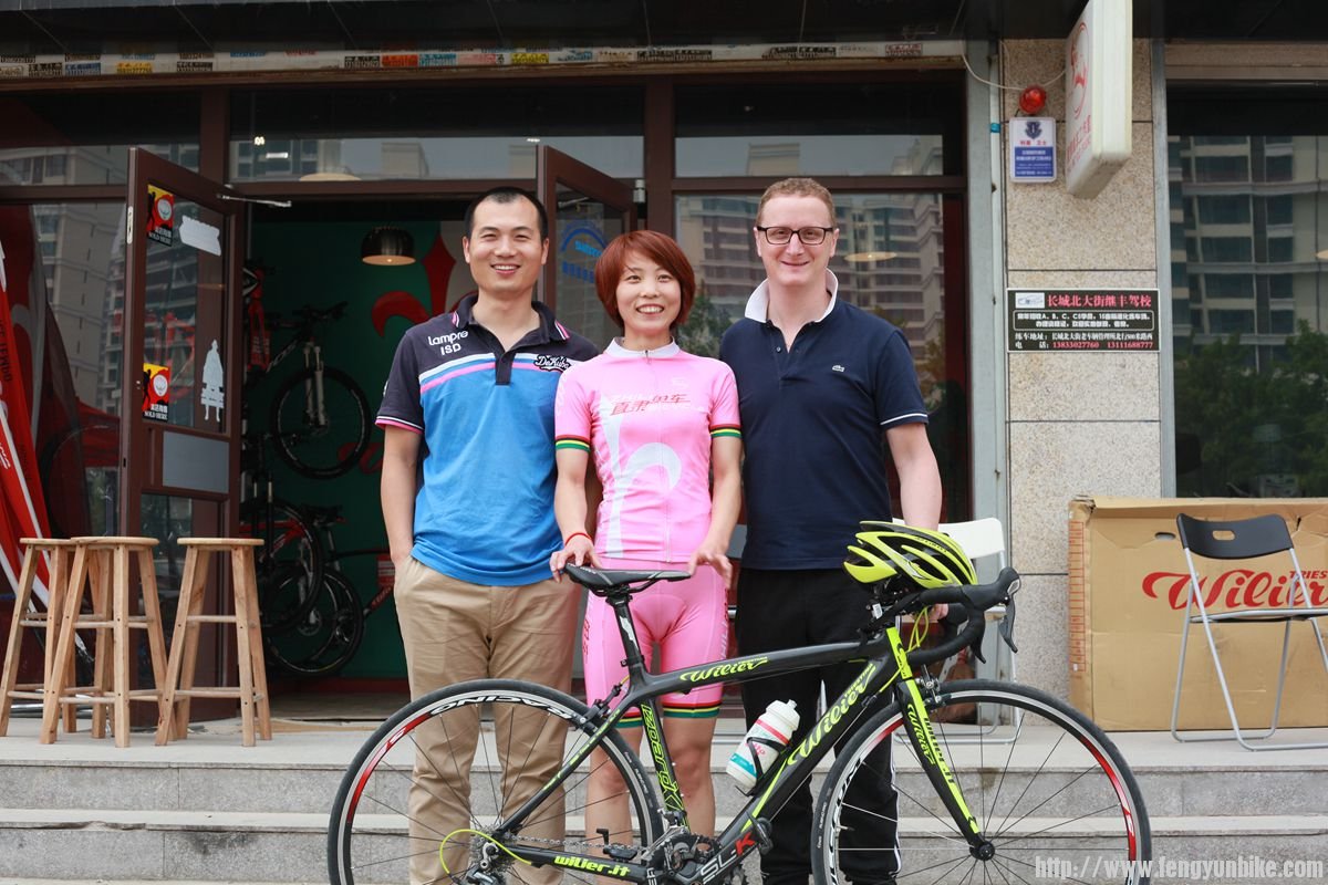 丫丫跟一个国内帅锅和国外帅锅的合影。