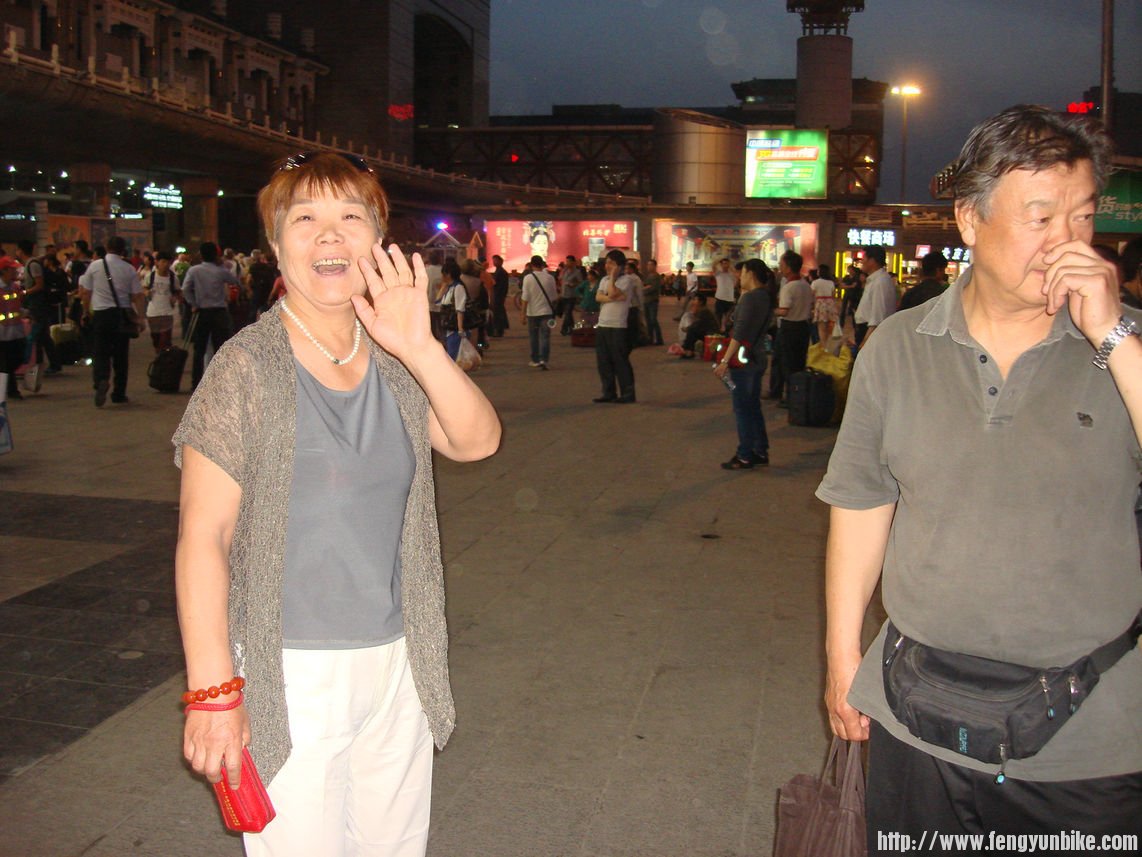 先来的老秦和朱姐