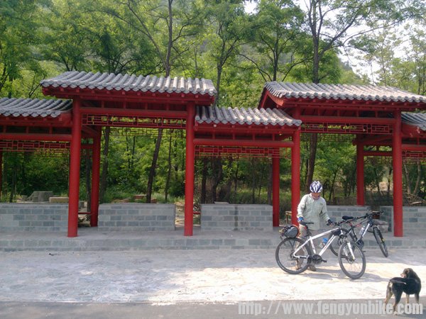 东方红前面修好的亭子,休息不错