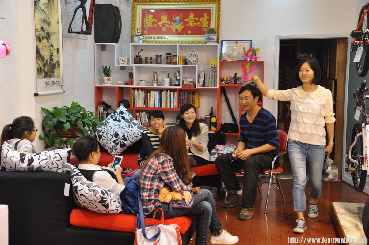 01.店里的后援团正在密谋啥子