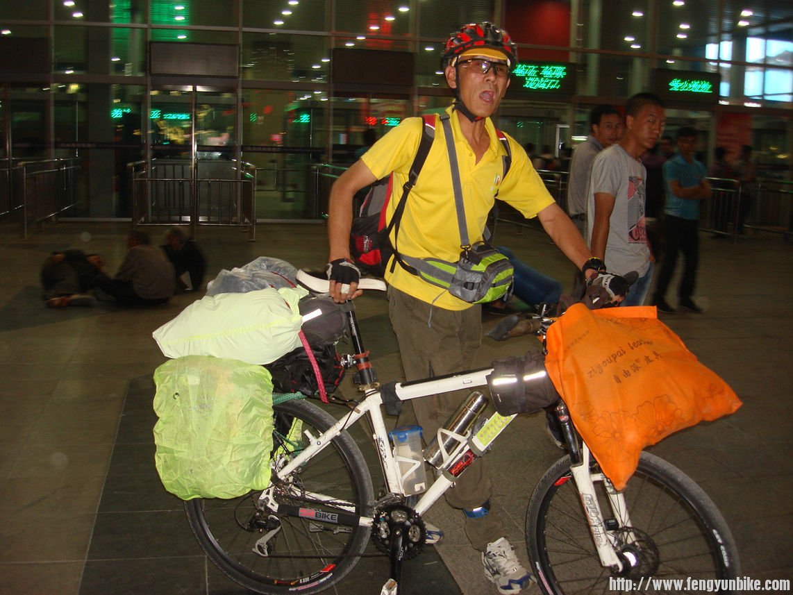 侯哥高声大家回来见