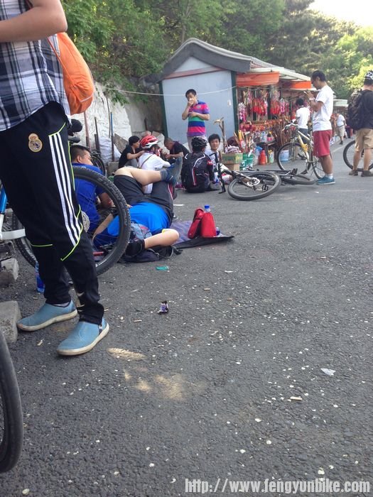 哥们儿都累躺下了