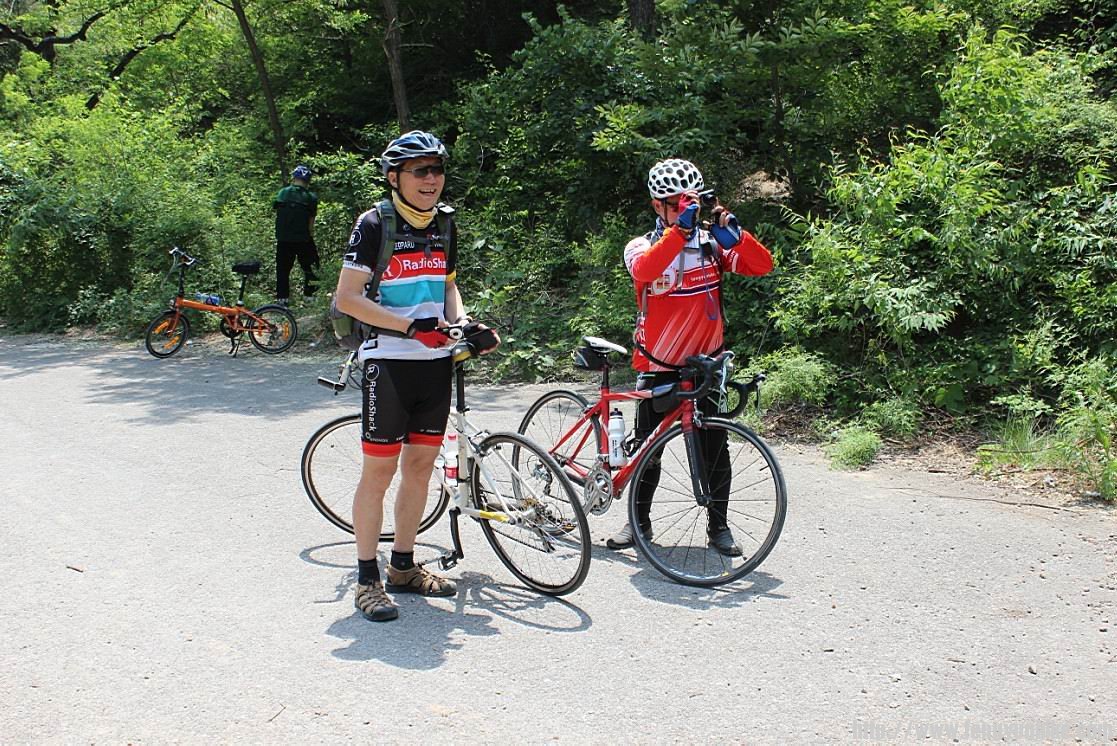 老好人老哥和老师，给老菜哥照相