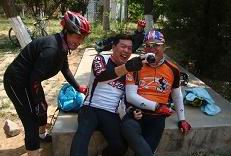 边脸技术，让骑友们大乐！ 对不起，骑友，让你们的真容露出来了！哈哈！