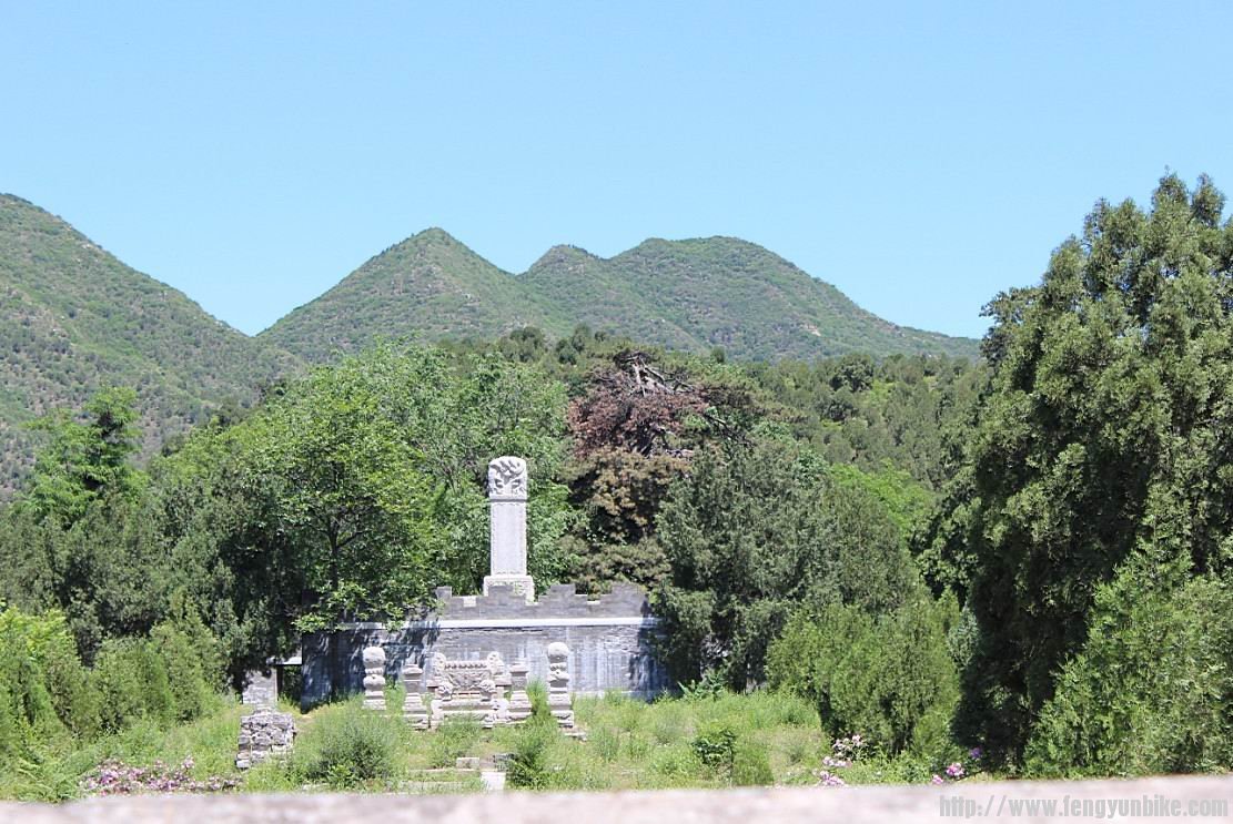 思陵，爬墙头照的