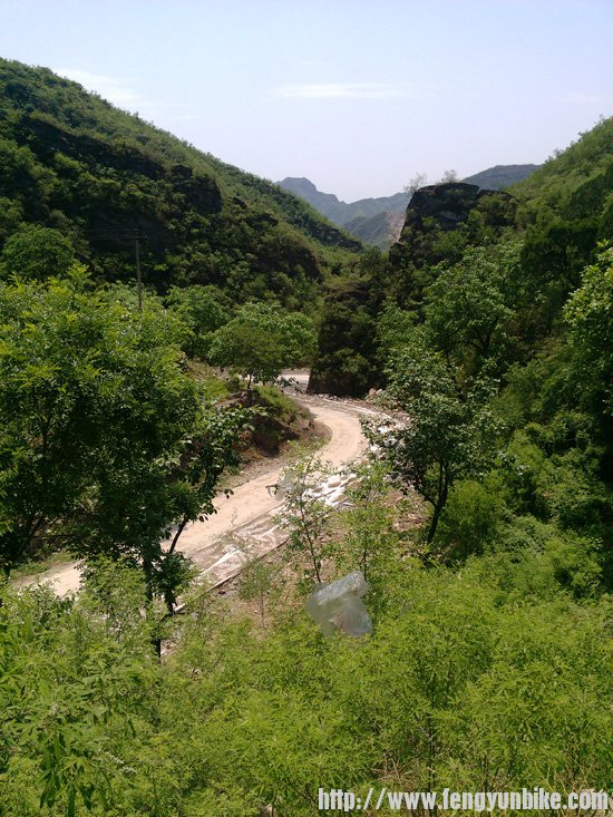 庙门前的山包山看来路,翻山越岭才能到达灵鹫禅寺