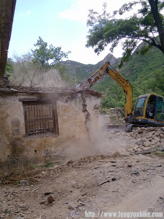 庙旁边私搭乱建的农房正在被拆除