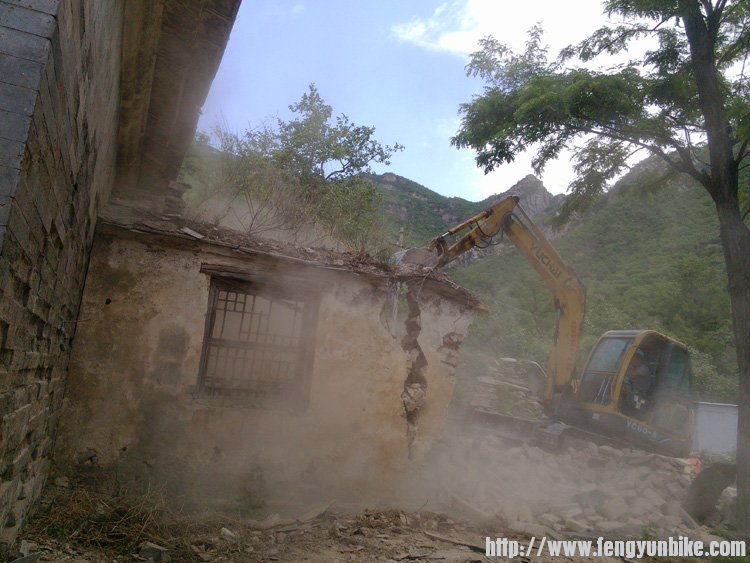 庙旁边私搭乱建的农房正在被拆除