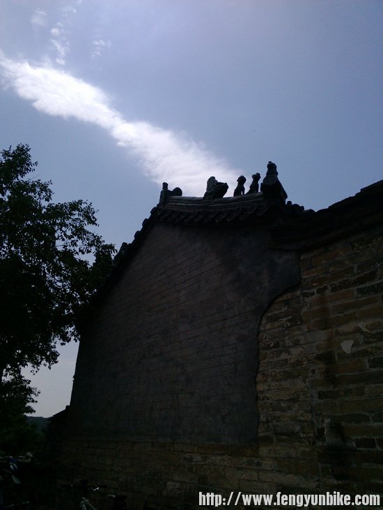 屋檐,经历了多少岁月,还是矗立在这里