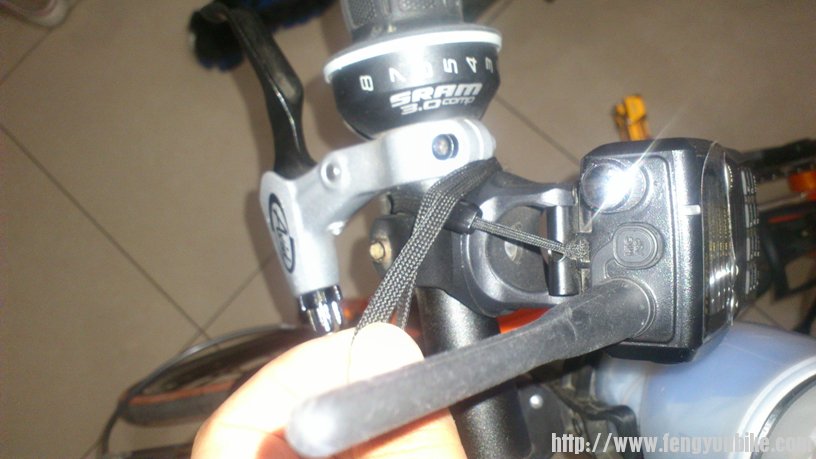 把手台的带子绕车把缠一圈