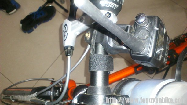 把带子缠住，拿那个粘的带子固定住！