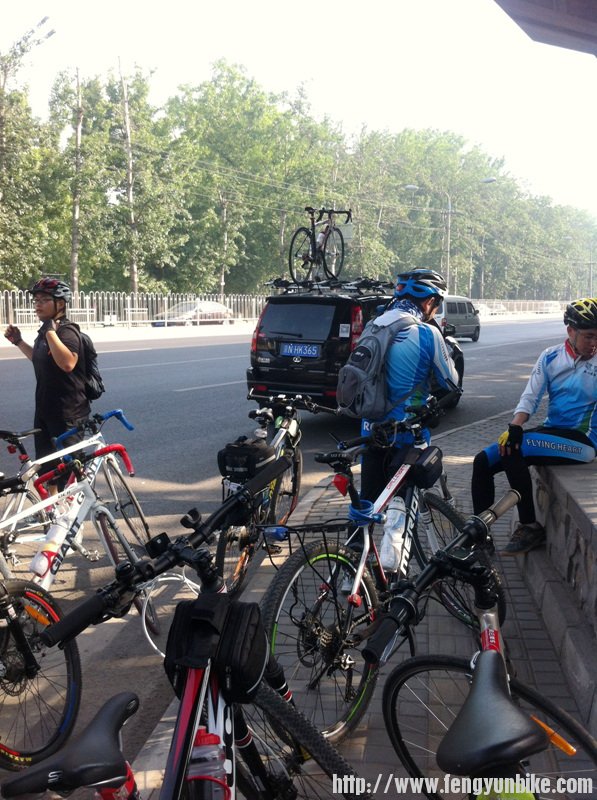 豪大的豪车，顶上那个