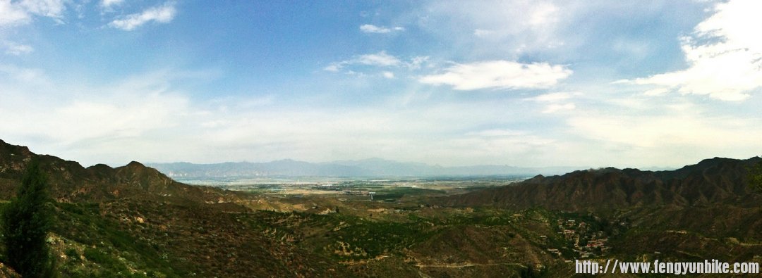 远眺官厅水库，还有白色的风力发电机