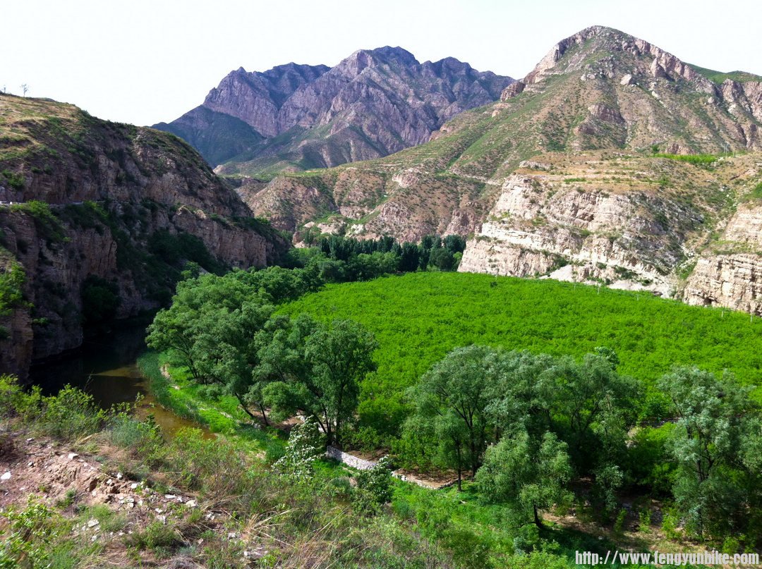 关顾着享受山洞XC了，一不留神就到了这，之前的山洞路段有雄伟的铁路桥