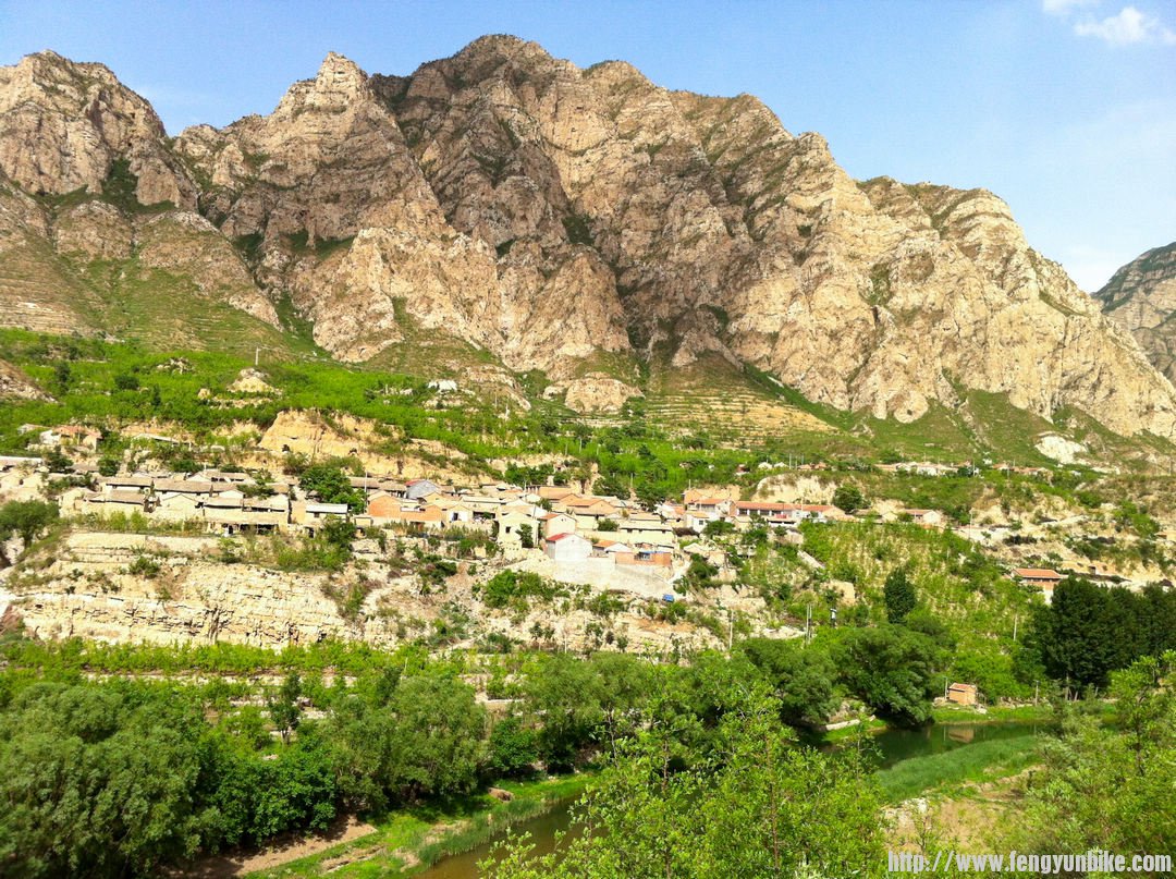 幽州村，很安逸，偶尔有火车路过