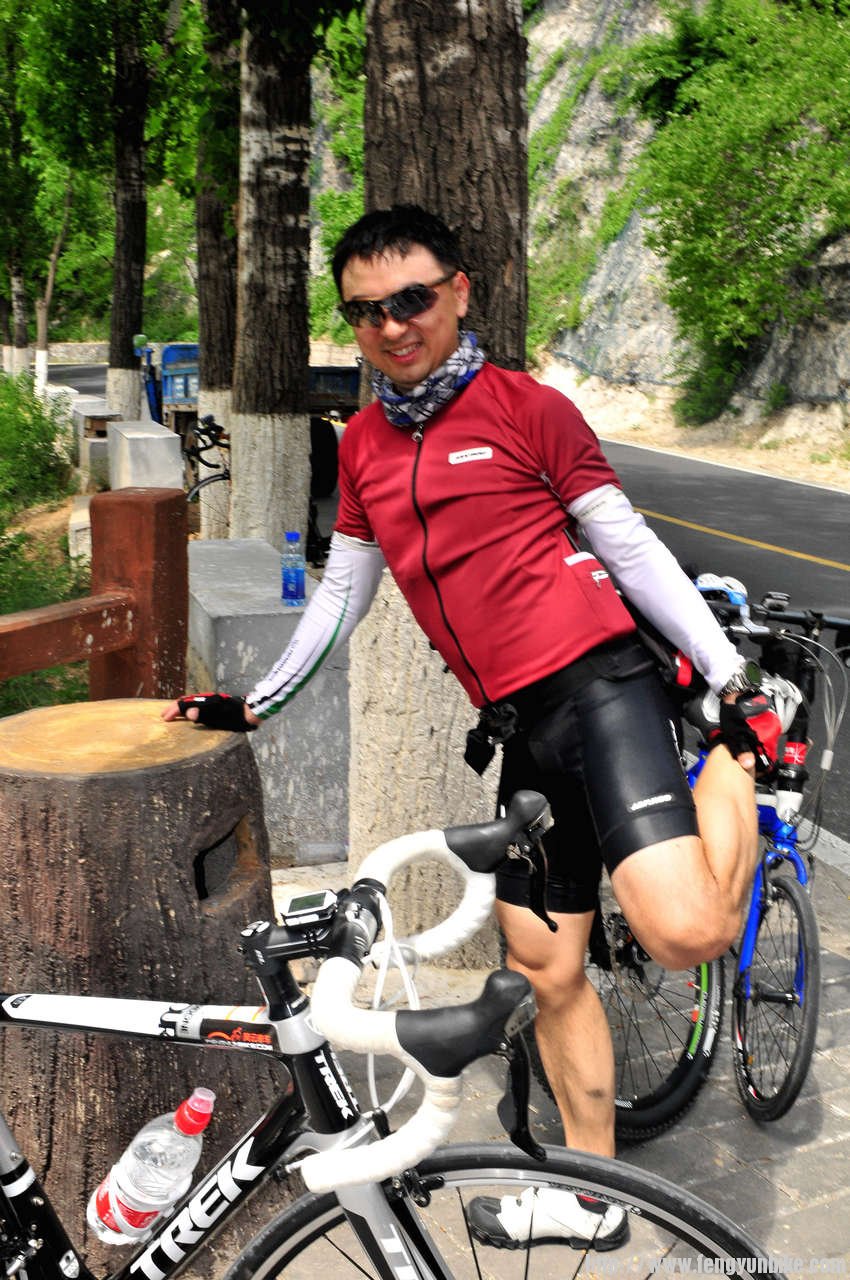 与蓝云一起活动的小伙子