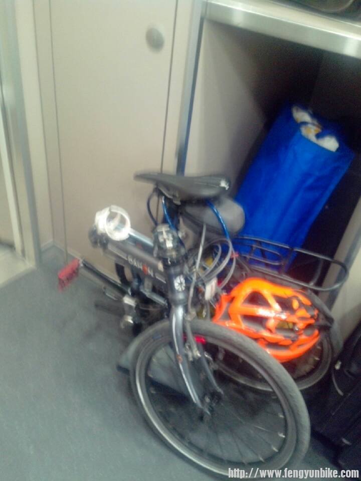 上了高铁以后，将车放到行李架边上