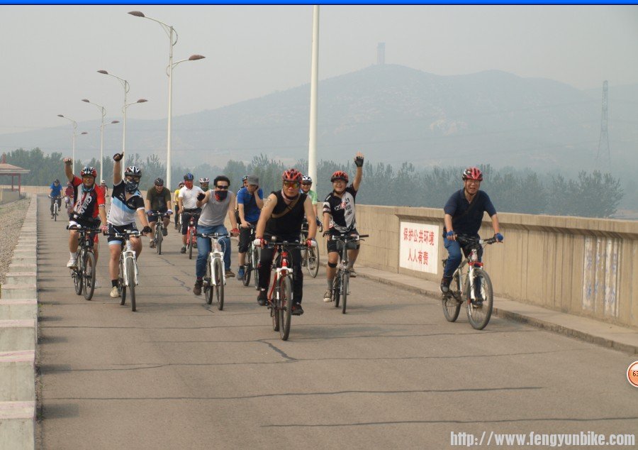水库大坝上面的骑行，这里没有汽车，是个条自行车赛道。