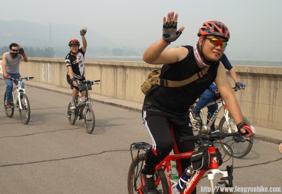 折叠车的是老虾，前面是兵人15号左右到北京来