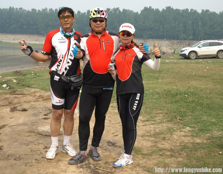 边上两个是爷俩儿，大闹和闹闹