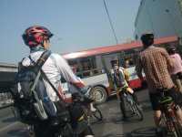 公交车右转弯，风云骑友停车静静等候