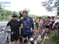 给我们两照个相 ，要照上后面的美女