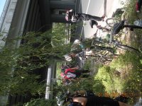 我下车放车，身旁有人在拍照，速度不同呀