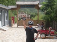 虎峪门口招手拍照，第一次参加活动胜利告捷