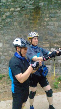 虎峪旁小路上查看拍摄效果