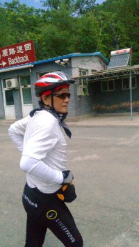 这位骑友，比我小两岁，可骑车很带劲，比我强多了