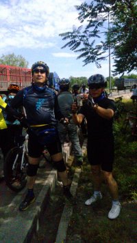 休息照相躲在树荫中，是每个骑友都能想到的好主意