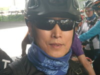 我们几个人中他最年轻，58岁