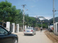 离大门近了，大家都远去了