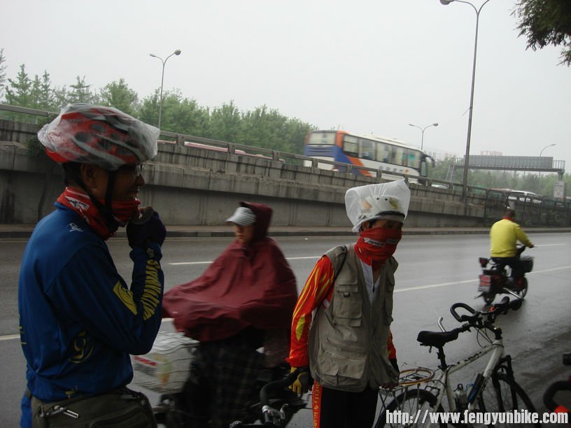 罩着塑料袋和济公似得