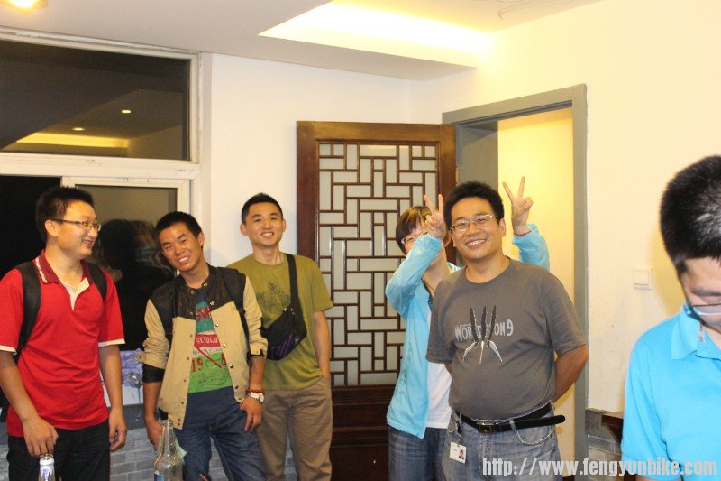 人物：孤灯、阿浩、新新、雪天、后面藏的是只猫