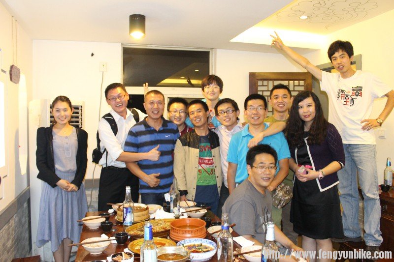 全家福了，可惜还差新新的男朋友，不过一会儿在K歌的地方出现了，当然还有我们可爱的缺爷 ... ...