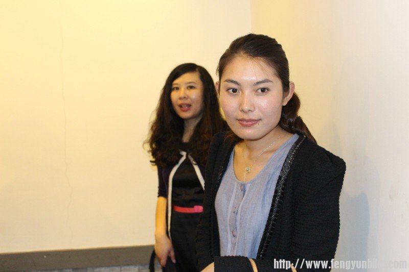 哟，这两儿白美妞儿