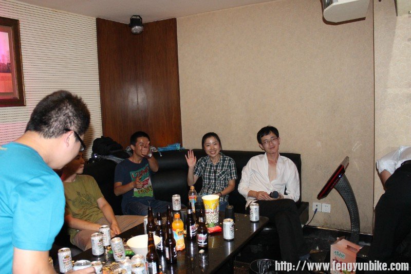 新新在川藏线上认识的两位驴友，超级给力，不知道里面那位是新新的男朋友！ ...