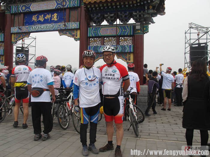 本人与步轮客合影