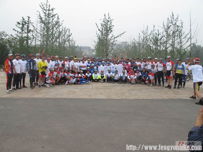 金色旅程车骑行京杭大运河的车友合影