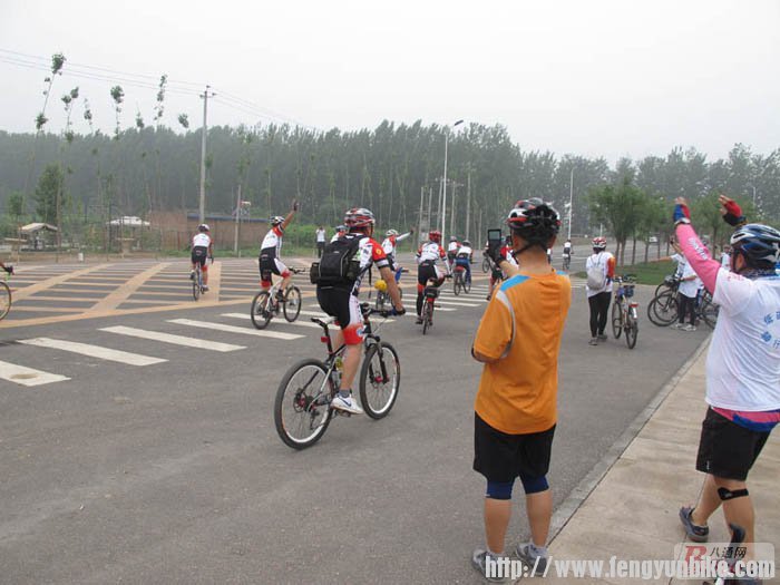 130608申遗日为骑行京杭大运河车友送行--71.jpg