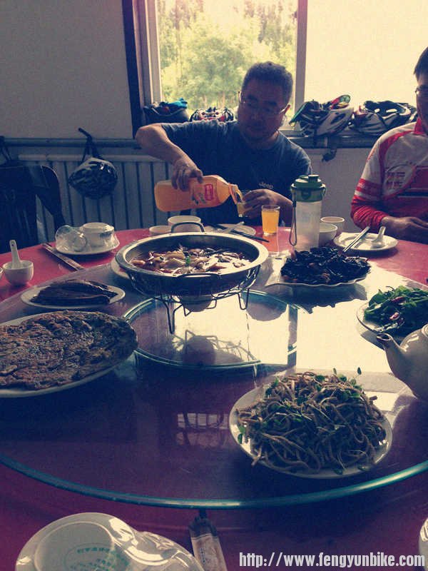 午饭，很丰盛哦，一桌子菜